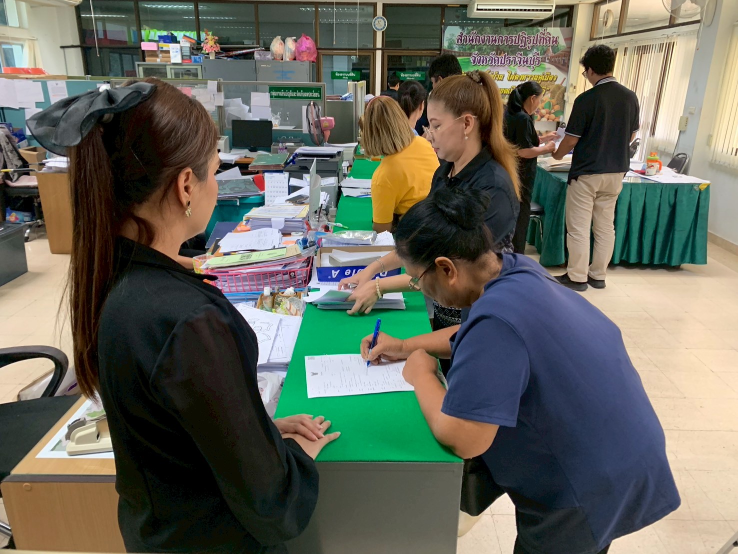 title - วันที่ 26 มีนาคม 2569 นายวิทูล ประดิษฐบุญ ปฏิรูปที่ดินจังหวัดปราจีนบุรีพร้อมด้วย  ผู้อำนวยการกลุ่มยุทธศาสตร์และการปฏิรูปที่ดิน และเจ้าหน้าที่ ส.ป.ก.ปราจีนบุรี  ให้บริการ อำนวยความสะดวกแก่พี่น้องเกษตรกร และประชาชน ที่เดินทางมาติดต่อขอรับบริการ   ณ สำนักงานการปฏิรูปที่ดินจังหวัดปราจีนบุรี ชั้น 3 ศาลากลางจังหวัดปราจีนบุรี